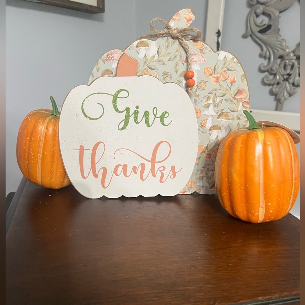 Decorative Pumpkin Set with 'Give Thanks' Sign